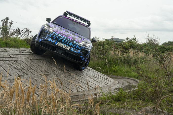 Kein Abrutschen oder Umkippen: Die 30-Grad-Schräge ist für den SUV kein Problem. (Bild: Porsche)